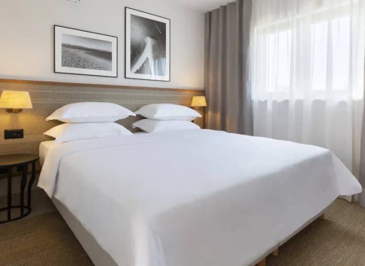 W jednej mieści się duże łóżko małżeńskie