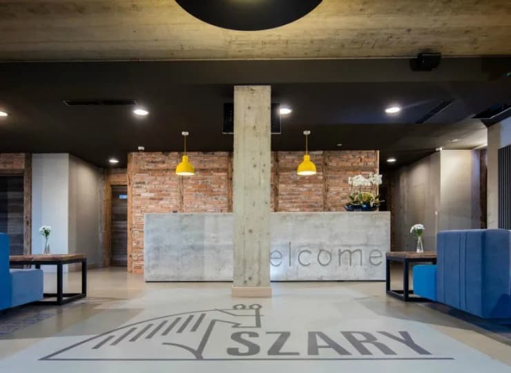 Hotel projektowano i urządzono w stylu nawiązującym do ośrodka jeździeckiego