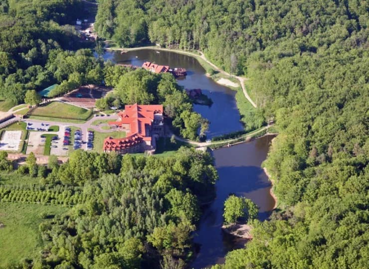 Najbliższe sąsiedztwo stanowią lasy i jezioro
