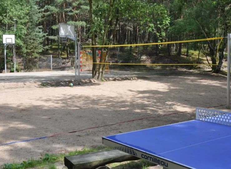 Pograć można w piłkę nożną, koszykową, siatkową oraz pingponga