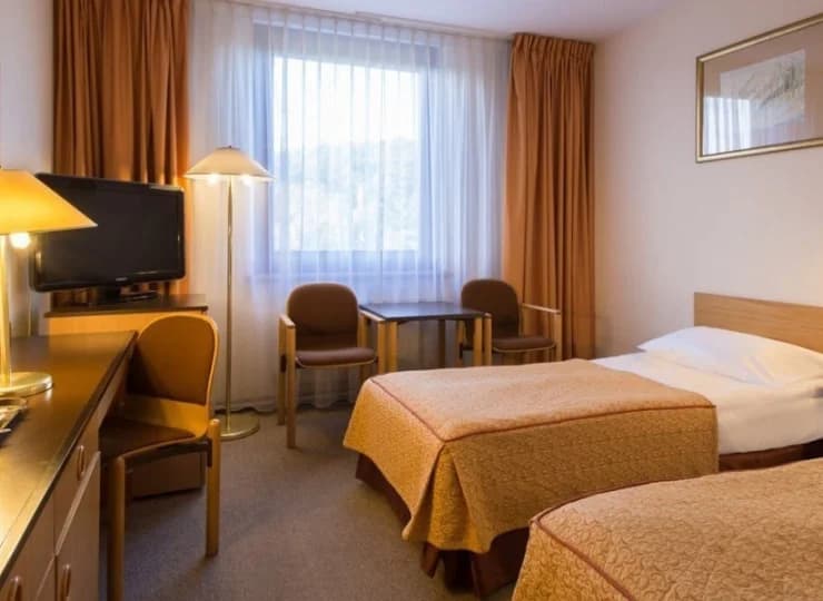 Pokój twin standard z dwoma oddzielnymi łóżkami, TV, wifi, zestawem kawowym