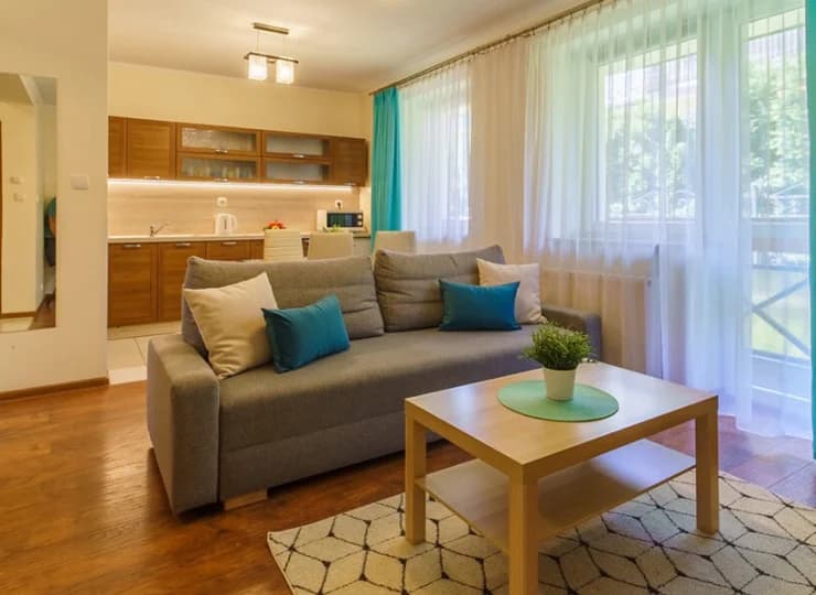 W salonie jest rozkładana sofa i kącik telewizyjny