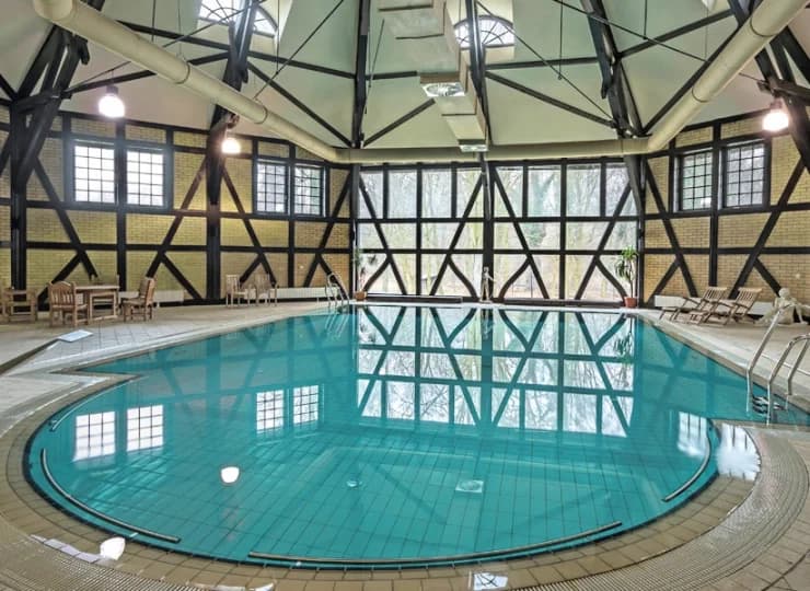 Ogromne okna zapewniają naturalne oświetlenie