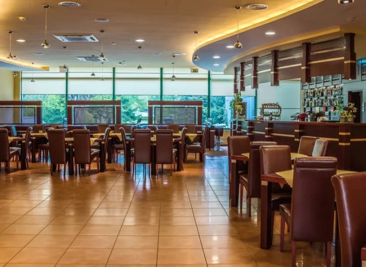 Przestronne wnętrza restauracji pozwalają na spokojne zjedzenie posiłku