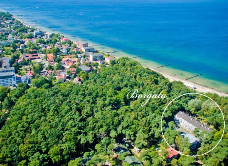 Borgata położona jest w pewnym oddaleniu od centrum zapewniając spokojny urlop