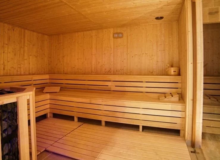Goście mogą skorzystać m.in. z sauny szwedzkiej, łaźni parowej
