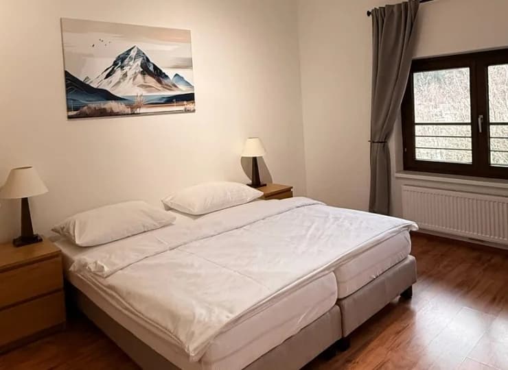 W jednym z nich jest łóżko 2-os., w drugim 2 łóżka podwójne i sofa