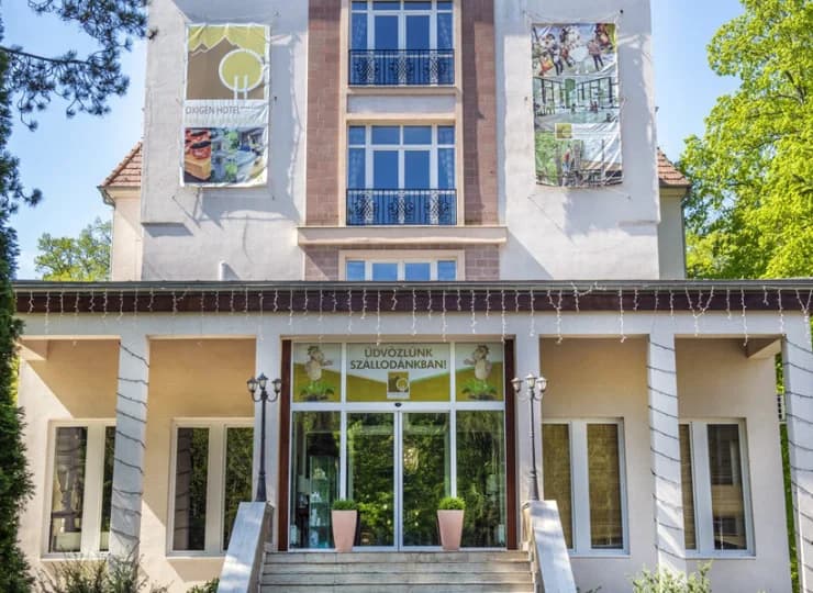 Hotel mieści się w zabytkowym budynku otoczonym parkiem