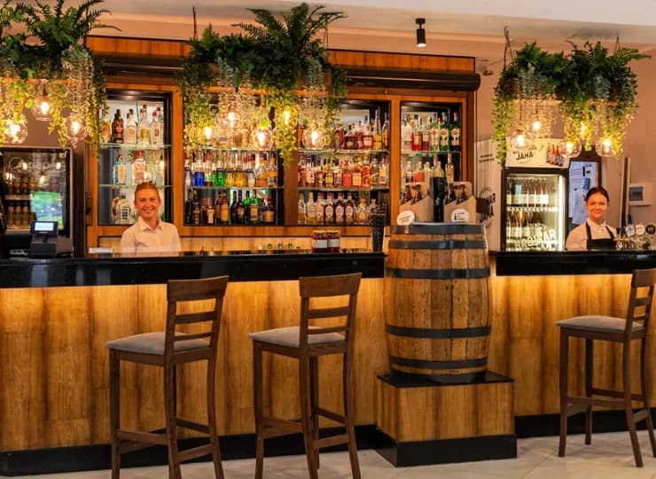 Kulinarną ofertę uzupełnia dobrze zaopatrzony bar