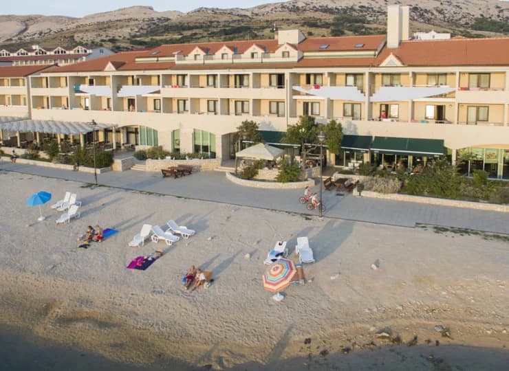 Hotel położony jest bezpośrednio przy plaży