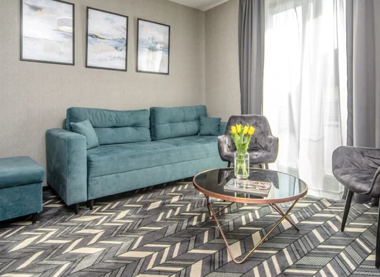 W apartamentach mieści się sofa, na której mogą spać 2 osoby