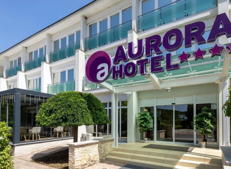 Hotel Aurora znajduje się w uzdrowiskowej części Miszkolca, Miskolctapolca