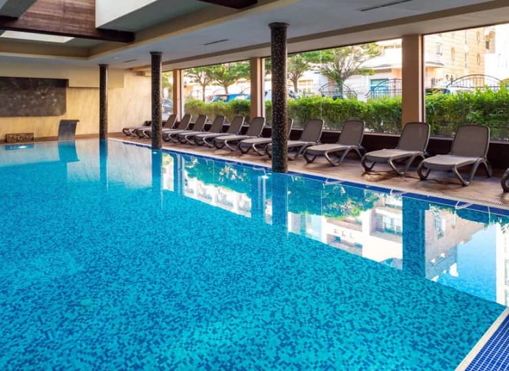 W wewnętrznej strefie wellness jest basen, sauna i łaźnia