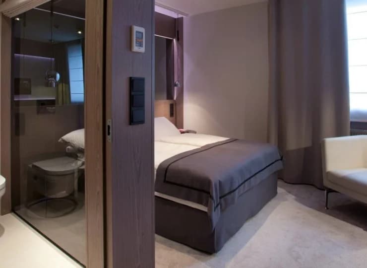 Dodatkowo w pokojach Business znajduje się minibar oraz luksusowe kosmetyki