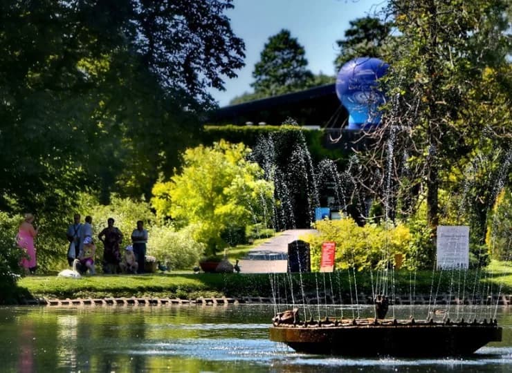 Droga z hotelu do kompleksu Atrium prowadzi przez piękny Park Zdrojowy