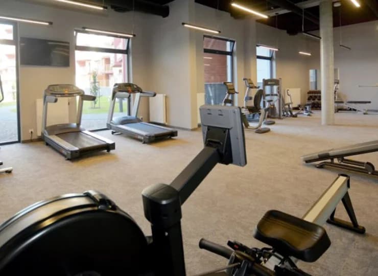 W obiekcie znajduje się nowocześnie wyposażona sala fitness