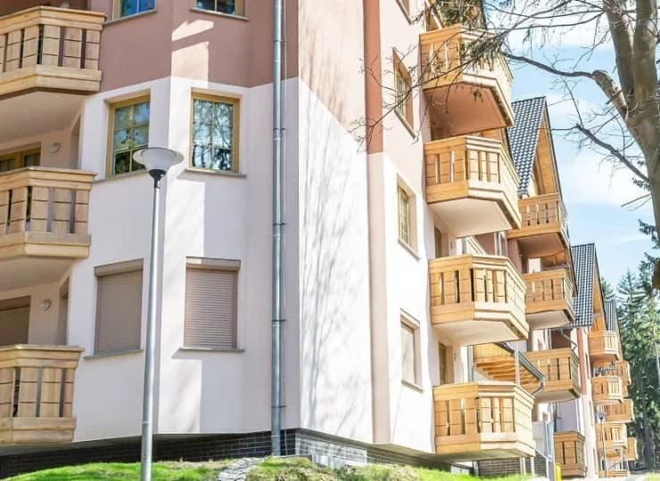 Budynek jest doskonale zlokalizowany w cichej okolicy