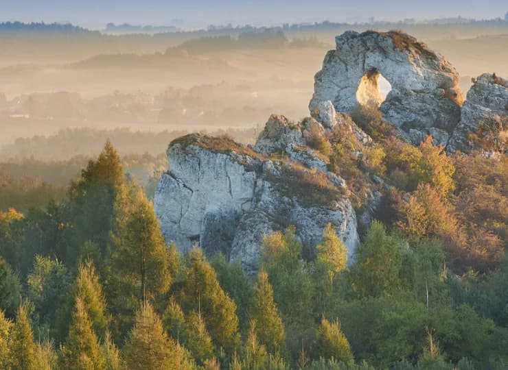 Stąd łatwo udać się na wycieczki, by podziwiać formy skalne