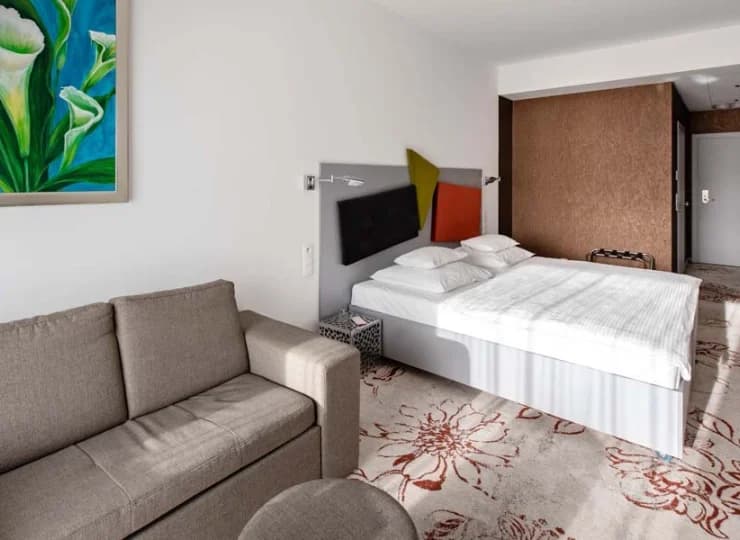 W wyposażeniu: klimatyzacja, TV, Wi-Fi, sejf, minibar, zestaw do parzenia kawy