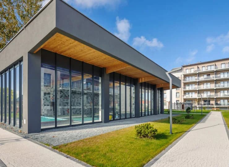 Strefa wellness z basenem mieści się w nowoczesnym budynku