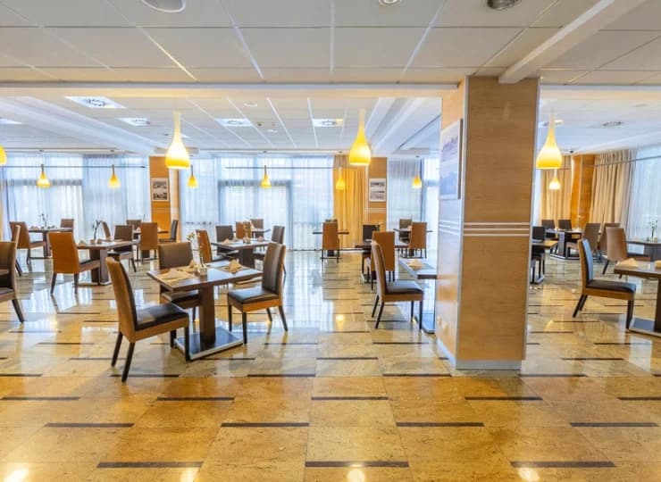 Restauracja hotelowa La Maison serwuje dania oparte na kuchni śródziemnomorskiej
