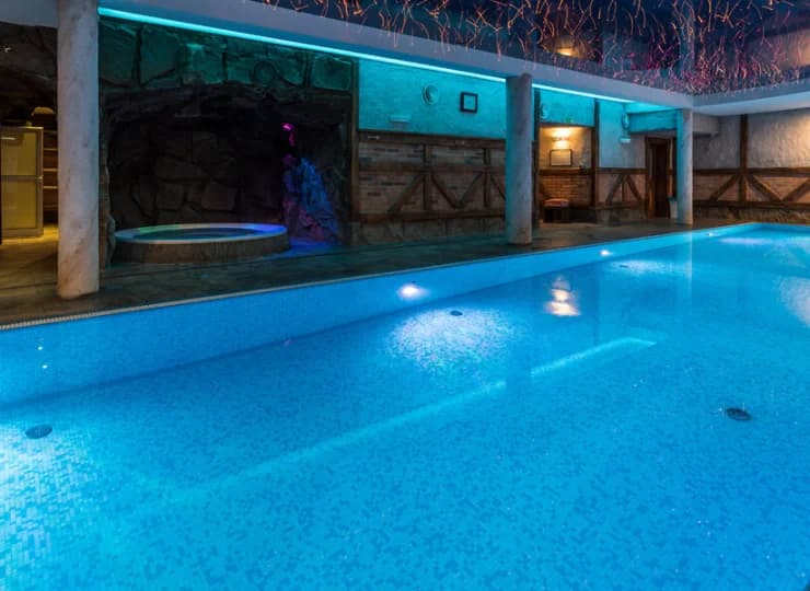 Hotel Kryształ**** do dyspozycji oddaje 15-metrowy basen z atrakcjami