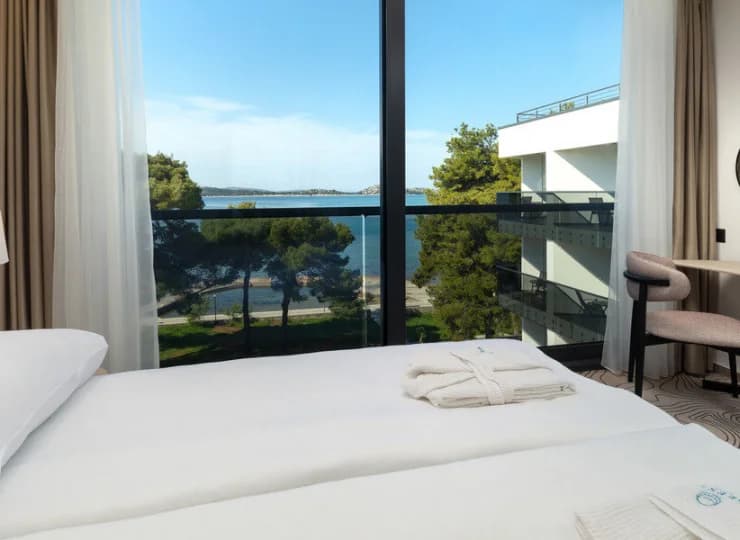 Przez balkon francuski w tym pokoju znakomicie widać morze