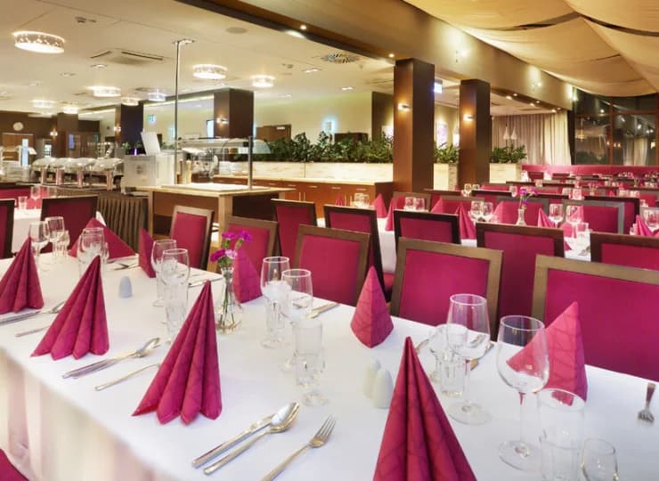 Duża hotelowa restauracja mieści się w budynku Ametyst