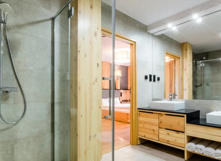 Łazienka apartamentu rodzinnego ma niżej zamontowaną umywalkę dla dzieci