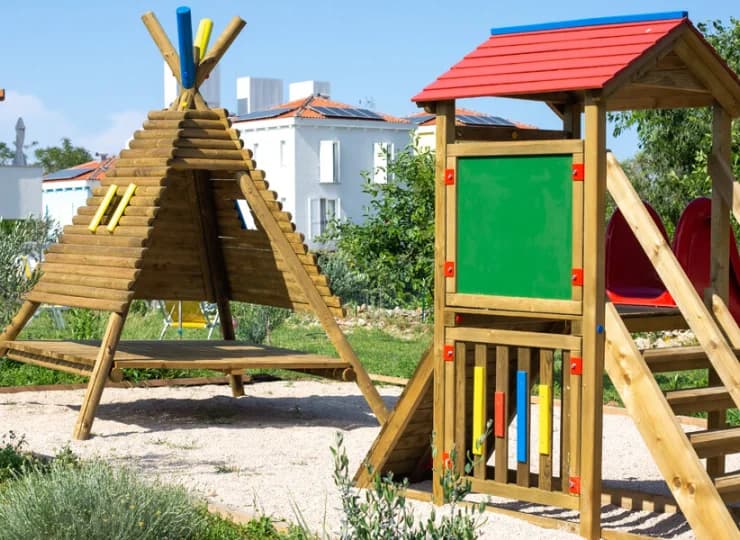 Na świeżym powietrzu dzieci mogą cieszyć się placem zabaw
