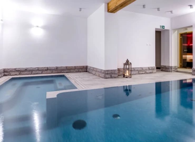 Gejzery i wbudowane jacuzzi zapewniają wodne atrakcje
