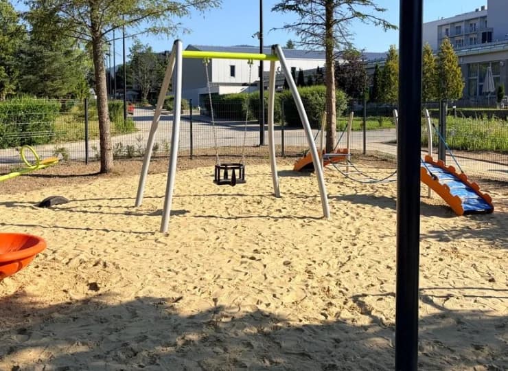 Dzieci mogą tu poszaleć na świeżym powietrzu u stóp Beskidów