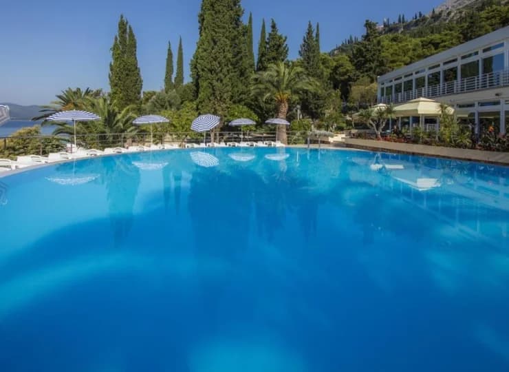 Hotel posiada zewnętrzny basen z leżakami i parasolami