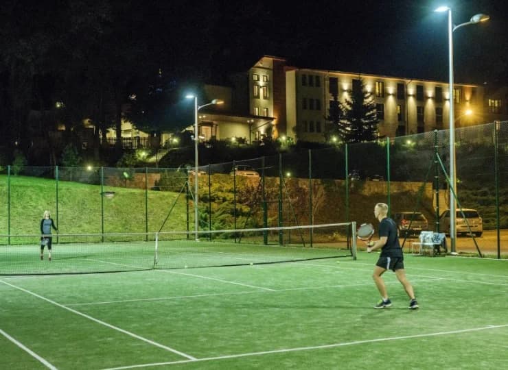 Na terenie obiektu znajduje się kort tenisowy