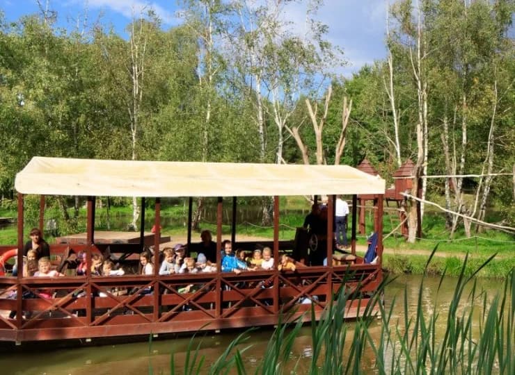 Jedną z atrakcji dla dzieci w Dolinie Charlotty jest wodne zoo safari