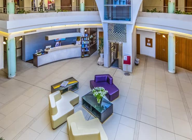 Recepcja hotelu jest dostępna całodobowo