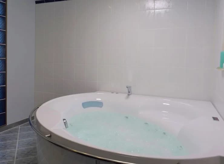 Jest także dostępna wanna z hydromasażem