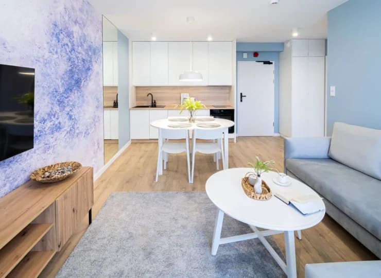 Apartament deluxe ma rozkładany narożnik i kącik TV w salonie