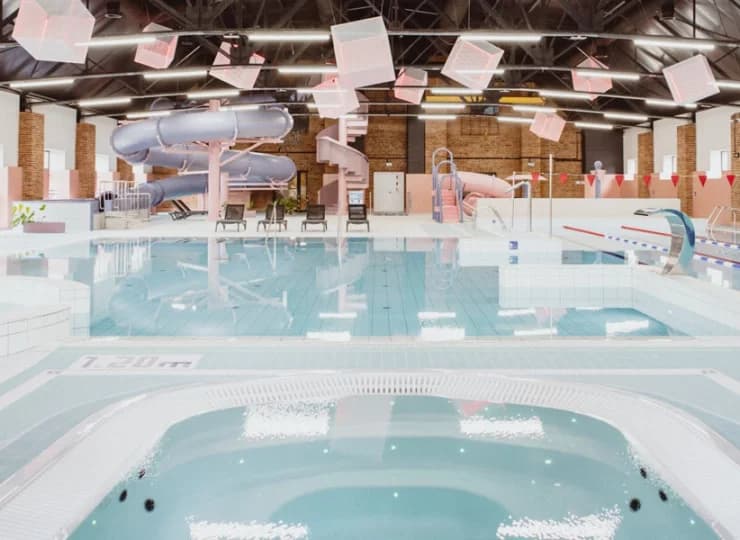 Znajduje się tutaj basen, jacuzzi, sauna sucha i parowa, brodzik, zjeżdżalnie