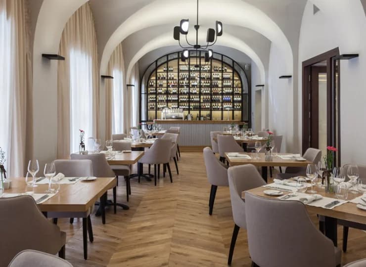 Goście raczą się tutaj posiłkami w eleganckich wnętrzach