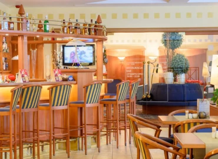 W hotelu znajduje się restauracja i bar