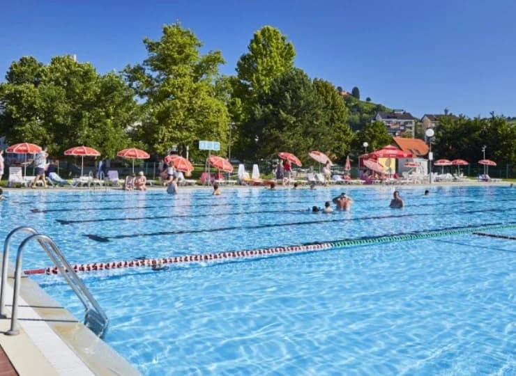 Zewnętrzny basen ma wymiary olimpijskie