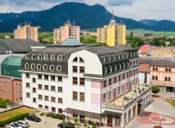 Hotel jest otoczony górami, a w Ružomberoku i okolicy nie brak atrakcji
