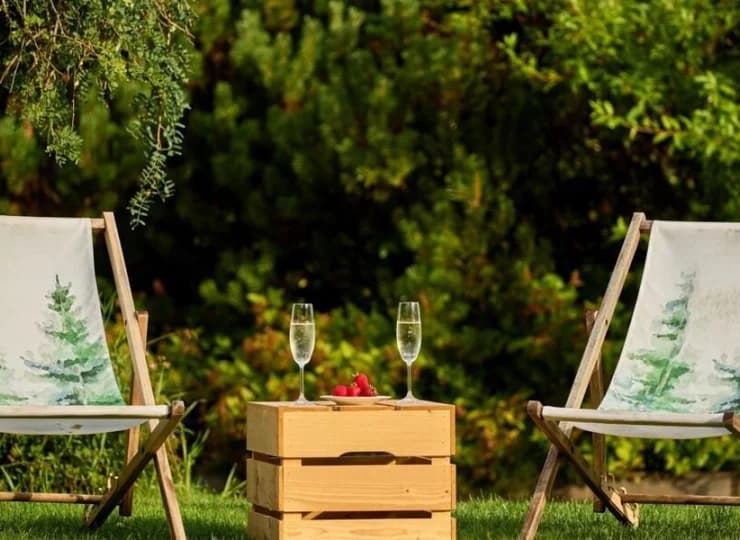 Latem hotelowy ogród jest oazą relaksu