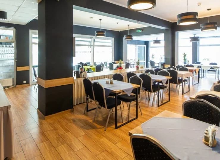 W sali restauracyjnej o poranku są podawane śniadania w formie bufetu