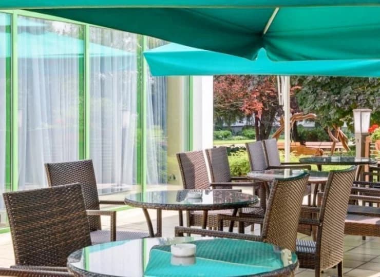 W sezonie letnim stoliki na tarasie to świetne miejsce na relaks