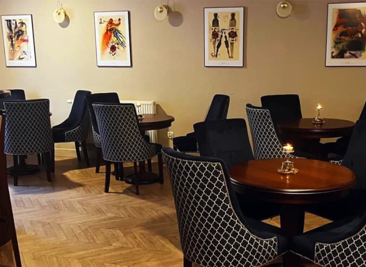 W obiekcie znajduje się restauracja z barem
