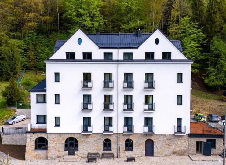 Villa Aria jest położona blisko centrum Krynicy-Zdroju, pod lasem