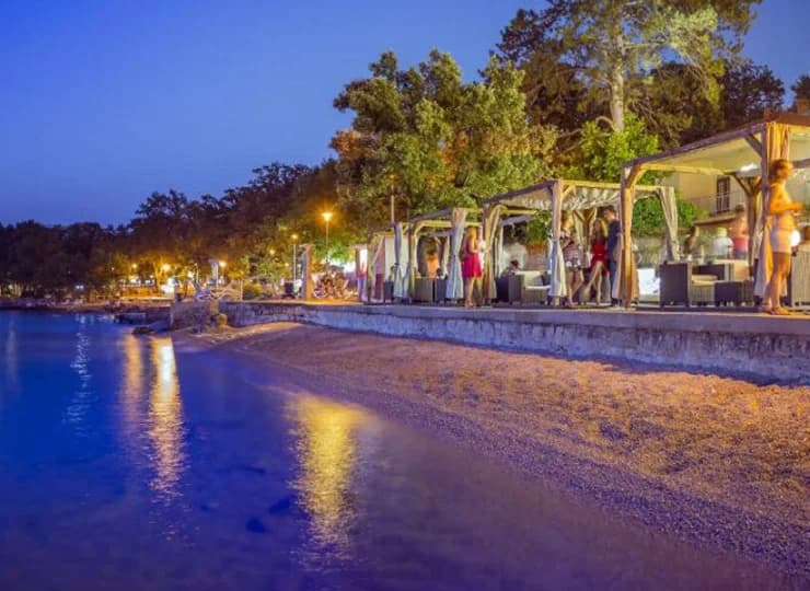 Hotelowa strefa relaksu rozpościera się wzdłuż brzegu i plaży