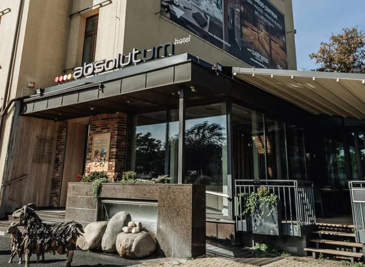 Hotel wyróżnia bliskość stacji metra i przystanków komunikacji miejskiej